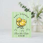 小さな黄色の雛の赤ちゃんシャワー日付を保存 案内ポストカード (スタンド正面)