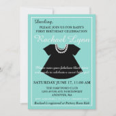 小さな黒い服を着たベビーガールがシャワーを浴びる 招待状 (正面)