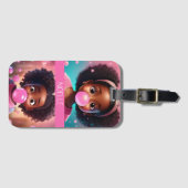 小さな黒の女の子がピンクバブルガムをポップ ラゲッジタグ (正面横)