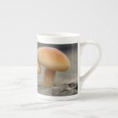 小さなToadstoolsマクロマグ ボーンチャイナマグカップ (右)