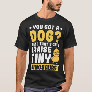 小さ得な恐竜を育てる可愛い犬よ Tシャツ