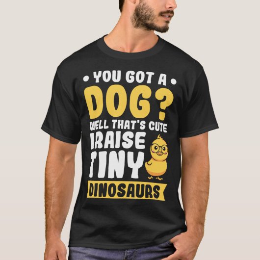 小さ得な恐竜を育てる可愛い犬よ Tシャツ (正面)