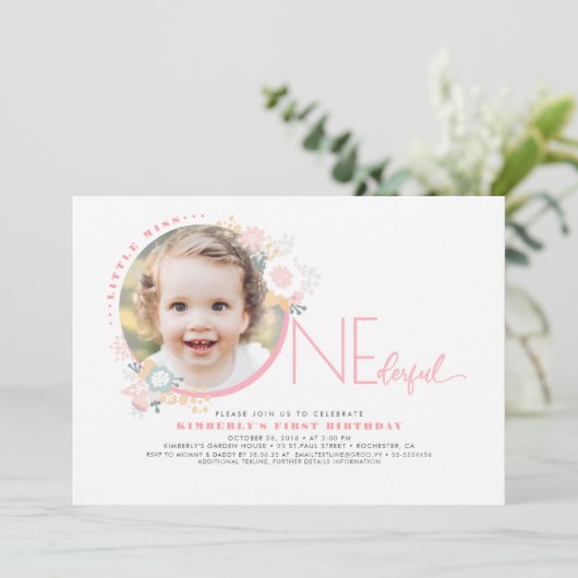 小さ恋しく思なONEderfulかわいい最初の誕生日の写真 招待状 (スタンド正面)