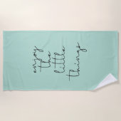 小さ楽しむいこと黒フォント ビーチタオル (正面)