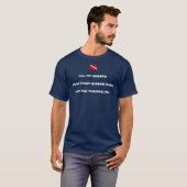 小便をするダイバーのウェットスーツの人のティー Tシャツ (正面フル)