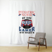 小児ナースバイデイゲーマーBy Night – 小児G タペストリー (インサイチュ)
