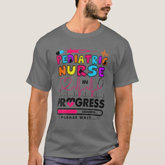 小児ナース進行中の将来のナースギフトRN C Tシャツ (正面)