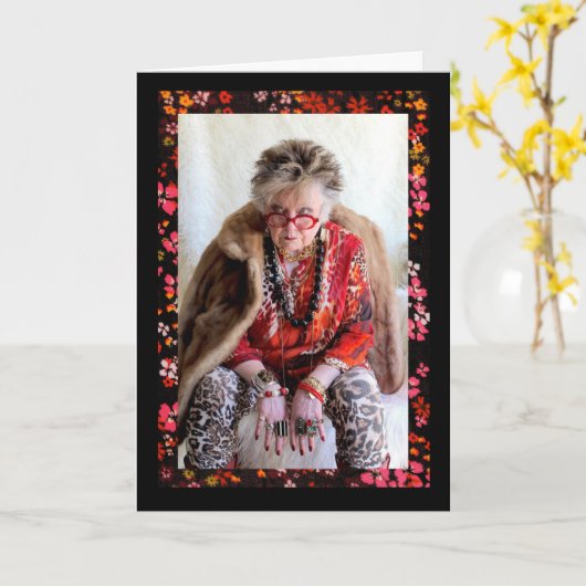 小児傷害と成人傷害がユーモラスにCと比較された カード (黄色い花)