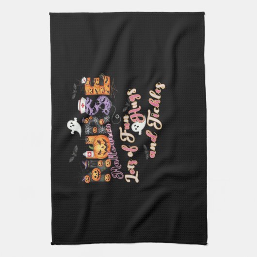 小児科ナースおもしろいハロウィーンデザインエッセンシャル キッチンタオル (縦)
