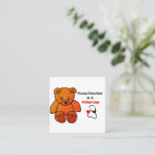 小児科医 – オレンジ色のテディ – 聴診器 スクエア名刺 (スタンド正面)