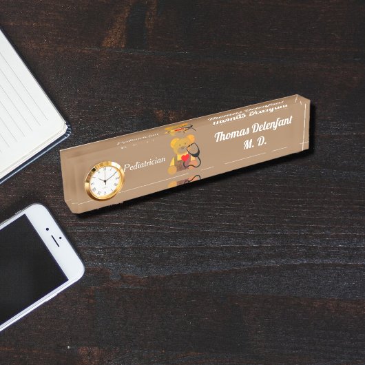 小児科医 – オレンジ色のテディ – 聴診器 デスクネームプレート