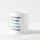 小児腫瘍医、未来 コーヒーマグカップ (正面左)