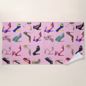 小剣のハイヒールのコラージュ ビーチタオル (正面)