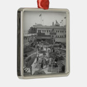 小型ゴルフ高い眺めB&Wを遊んでいる人々 メタルオーナメント (右)