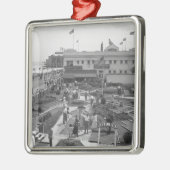 小型ゴルフ高い眺めB&Wを遊んでいる人々 メタルオーナメント (左)