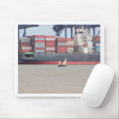 小型ヨットと巨大コンテナ船 マウスパッド (マウス)