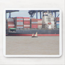 小型ヨットと巨大コンテナ船