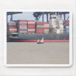 小型ヨットと巨大コンテナ船 マウスパッド