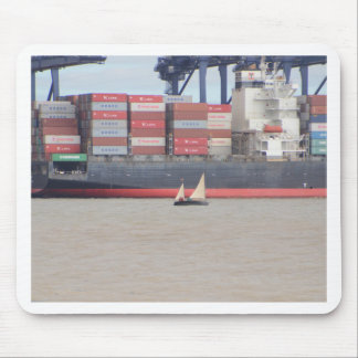 小型ヨットと巨大コンテナ船 マウスパッド