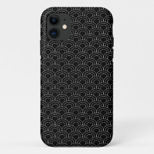 小型桜の黒く及び白い波の波の帆立貝のプリント iPhone 11 ケース