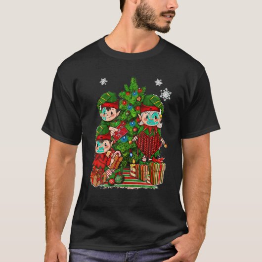 小妖精や小人と編み物クリスマスツリーライトクリスマスファミリー Tシャツ (正面)