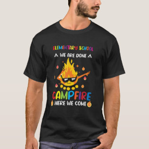 小学校私たちはここでキャンプファイヤーを行っている私たちはCom Tシャツ