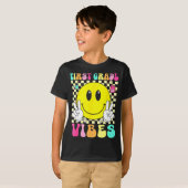 小学校1年生の雰囲気 レトロな笑顔 背面スクールデザイン Tシャツ (正面フル)