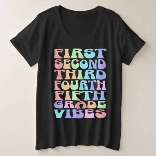 小学級バイブティーチャーシャツ – 初日 プラスサイズTシャツ (デザイン正面)