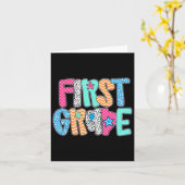 小学1年生の先生と生徒、楽しい初日の学校復帰T カード (黄色い花)