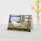 小屋のブランクの挨拶状が付いているイエロー・ラブラドール・レトリーバー カード (黄色い花)