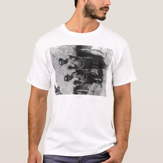 小屋の写真の前に立っているNubianの女性 Tシャツ (正面)
