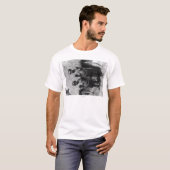 小屋の写真の前に立っているNubianの女性 Tシャツ (正面フル)