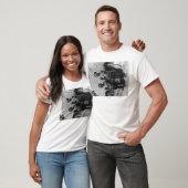 小屋の写真の前に立っているNubianの女性 Tシャツ (ユニセックス)