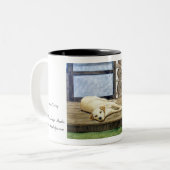 小屋の生きているイエロー・ラブラドール・レトリーバーのマグ ツートーンマグカップ (正面左)