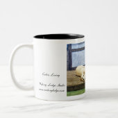 小屋の生きているイエロー・ラブラドール・レトリーバーのマグ ツートーンマグカップ (左)