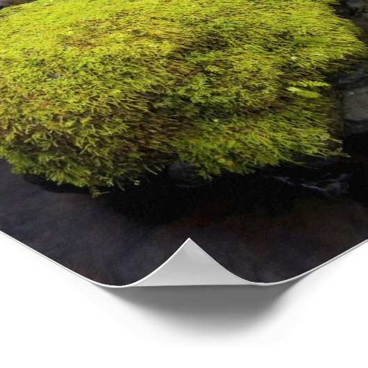 小川の岩に覆われた苔で流れる水 ポスター (角)