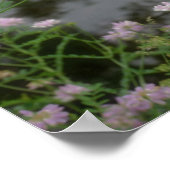 小川の近くのピンク色の野生の花 ポスター (角)