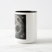 小惑星の穴のある月 ツートーンマグカップ (中央)