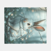 小枝と花の付いたパステルブルーウサギ フリースブランケット (正面(横))