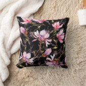 小枝の上に咲くピンクのモクレンの花 クッション (ブランケット)