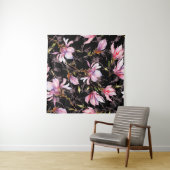 小枝の上に咲くピンクのモクレンの花 タペストリー (インサイチュ(横))