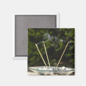 小石で線香を燃やすクローズアップ マグネット (正面/裏面)