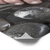 小石の上の女性の足 ポスター (角)