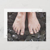 小石の上の女性の足 ポストカード (正面/裏面)