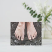 小石の上の女性の足 ポストカード (スタンド正面)