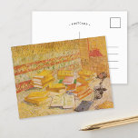 小説を書いた静かなフランスの生活 | ビンセント・ヴァン・ゴッホ ポストカード<br><div class="desc">オランダフランスの後印象派の画家ヴィンセント・ヴァン・ゴッホによるバラ（1887年）を持つ小説とガラスを持つ静物生活。オリジナルのアートワークはキャンバス上の油で、暖かい黄色い色調の本のスタックを描いている。デザインツールを使用してイメージのカスタム文字を追加したり、イメージをカスタマイズする。</div>