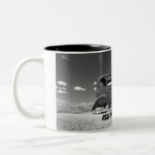 小読プリントさびた古い車のコーヒーマグ マグカップ (左)