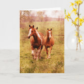 小走りに走っている馬誕生日 カード (黄色い花)