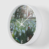 小雪と太陽の下に雪が降る – 円形 壁時計 (傾斜)