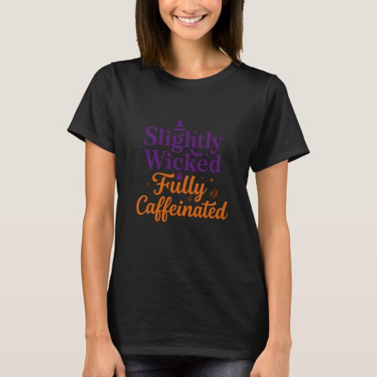 少しだけ邪悪で、完全にカフェイン中毒 Tシャツ (正面)
